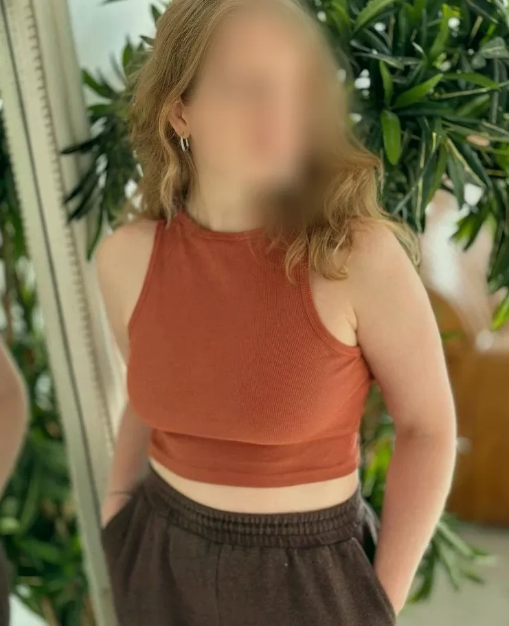 Laura, 27
